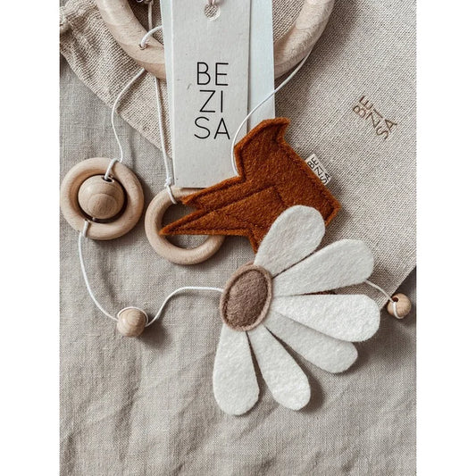 Dekoratives hängendes Mobile mit Holzringen und Filzformen wie einer Blume und einem Vogel