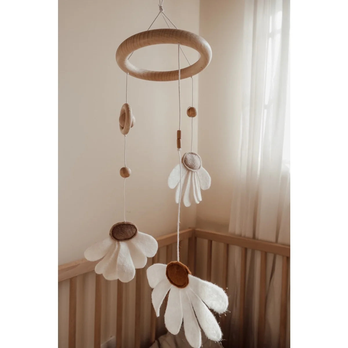 Baby mobile mit blütenförmigen Dekorationen im Mobile Daisy Daylight | Triple