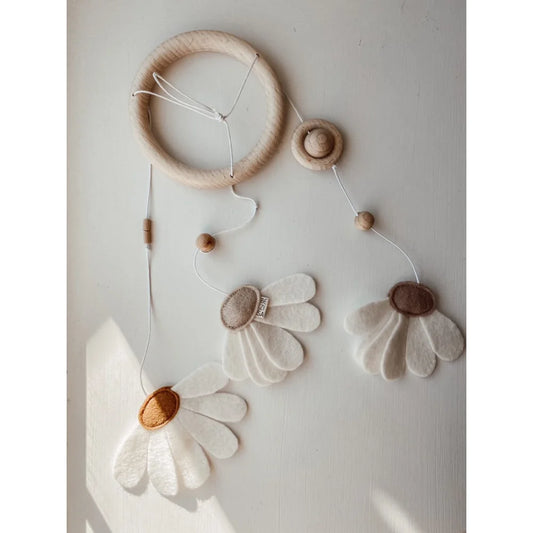 Zarte Mobile mit Stoffblumen und kreisförmigen Elementen, verbunden durch dünne Schnüre