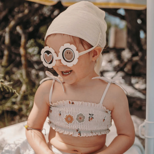 Weiße Blumen-Crop-Top mit Rüschen und Dünnstraps in Flower Power Edition