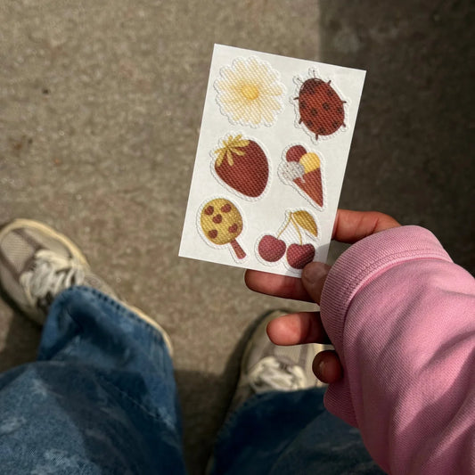Stickerbogen der Limited Edition mit Gänseblümchen, Marienkäfer, Erdbeere, Eistüte und Kirschen