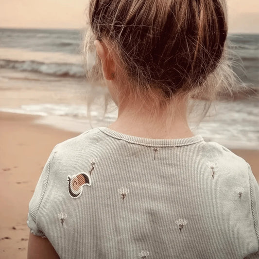 Rückseite Mückenschutz WILDLIFE: graue ribbel-top mit Schnecken-Sticker