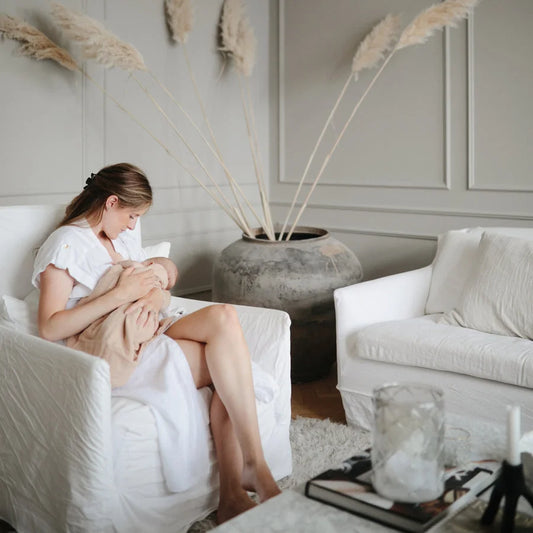 Person sitzt im weißen Sessel und liest ein Buch in Mulltuch Pale Taupe