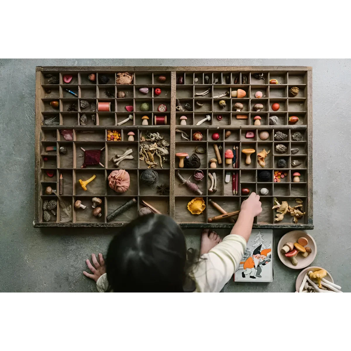 Holztablett mit miniaturpilzen und waldmotiven gefüllt im produkt mushroom grove