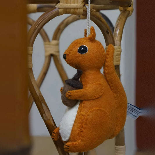 Oranges Filz-Eichhörnchen mit Eichel, Detailansicht