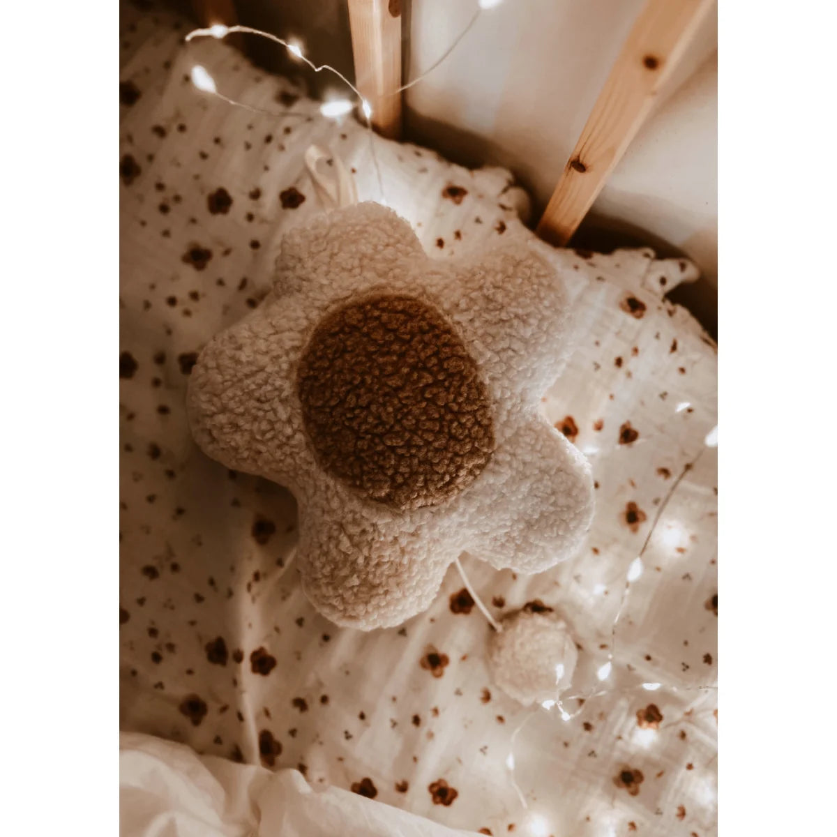 Blumenförmiger Schwamm mit braunem Zentrum und weißen Blütenblättern für Musikspieluhr