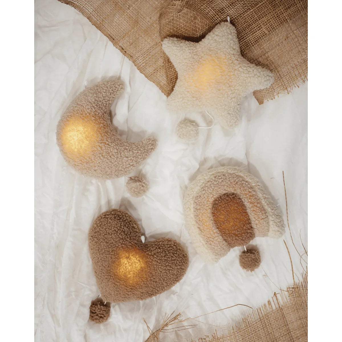 Dekorative weiße und goldene Formen: Stern, Halbmond und Herz für Musikspieluhr Herz