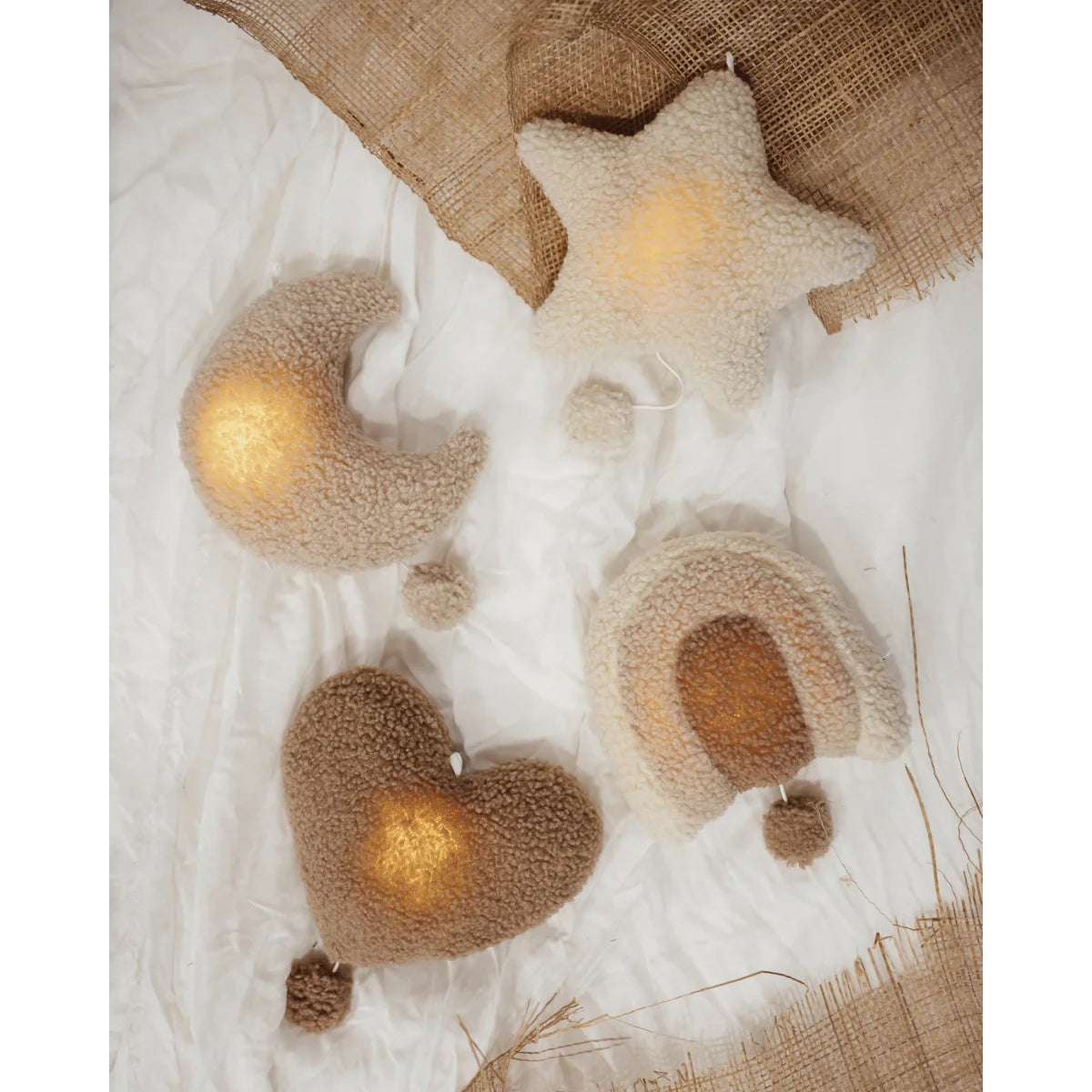 Dekorative weiße und goldene Formen wie Stern, Halbmond und Herz in Musikspieluhr Mond