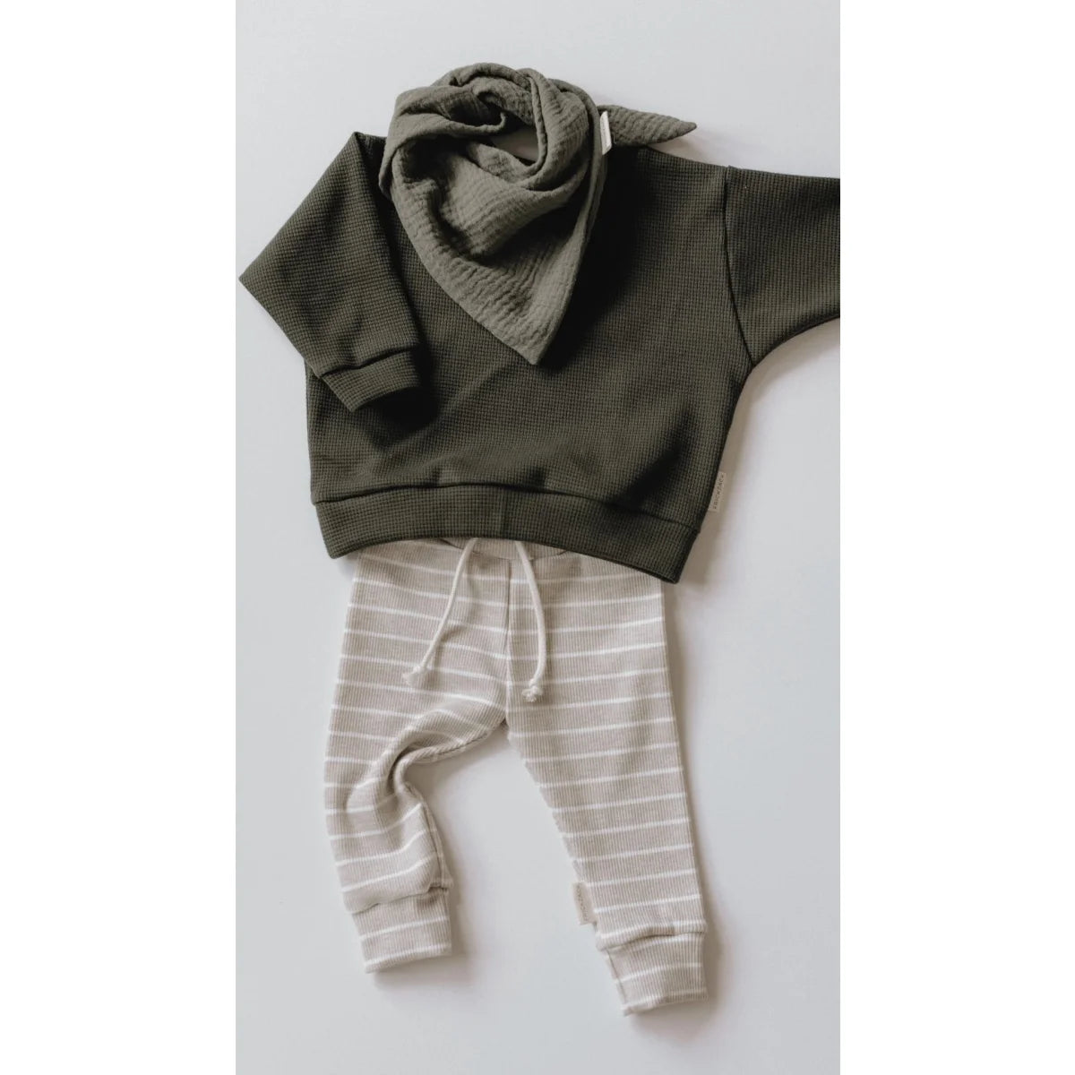 Baby Outfit in Oliv mit Sweatshirt, Halstuch und gestreiften Hosen