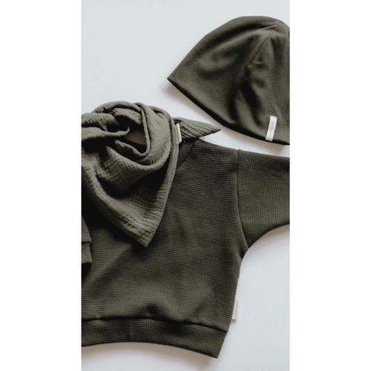 Olivgrüner Pullover mit passendem Beanie und Schal im Musselin Halstuch Stil
