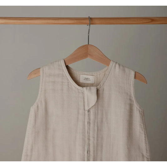 Ärmelloses weißes Leinenkleid an einem Holzkleiderbügel, Musselin Schlafsack Fog