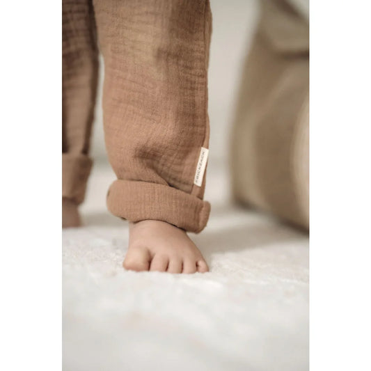 Barefoot mit hochgekrempeltem Hosenbein in Musselinhose lang Kakao