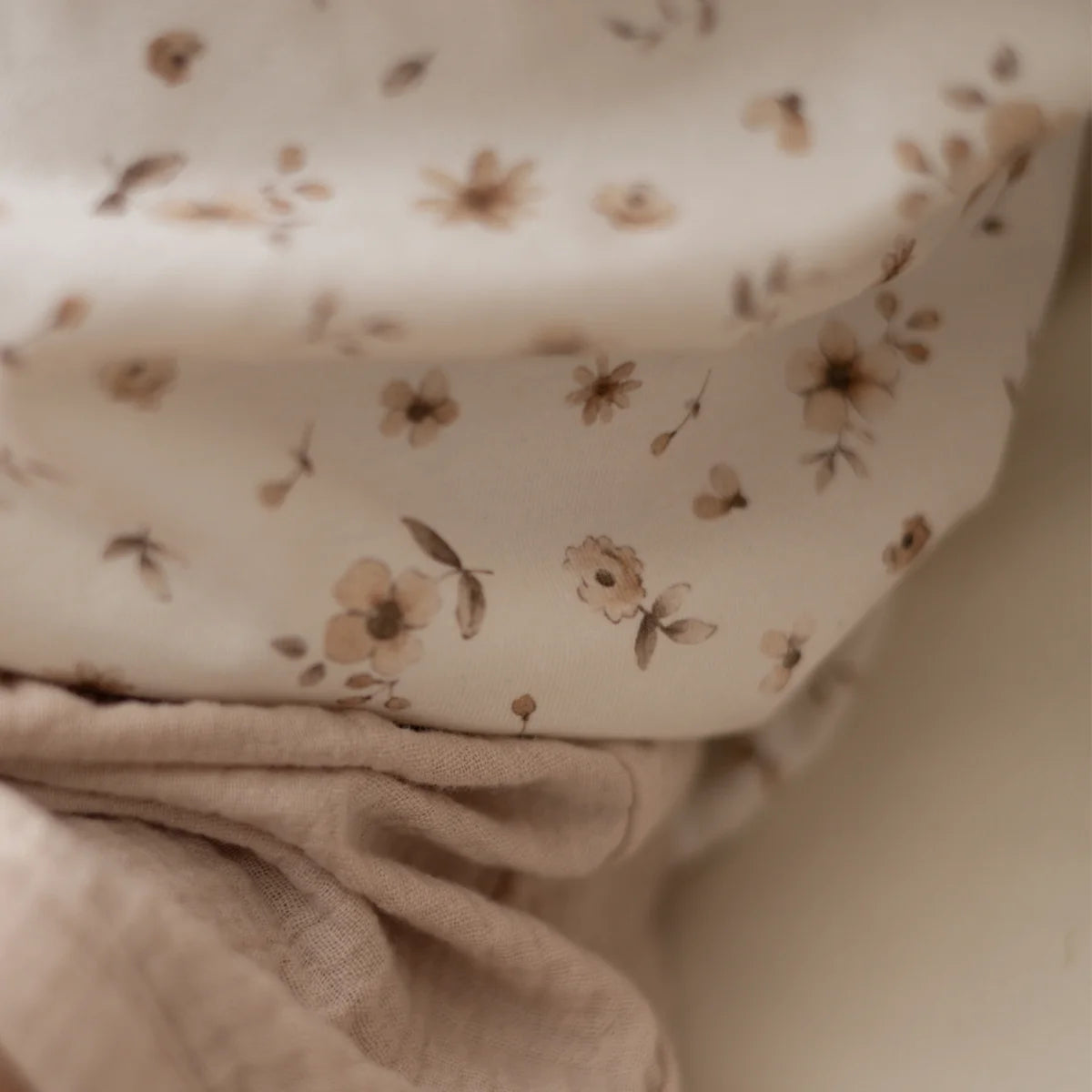 Florales Muster auf sanftem, neutralem Stoff für Musselinkleid Flower Meadow