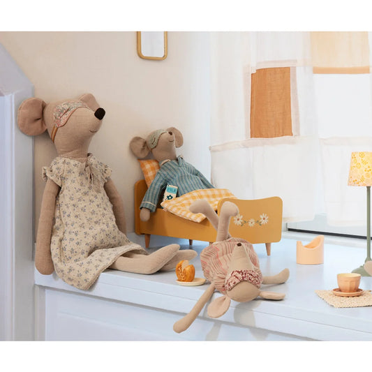 Plüschmaustoys in Kleidern sitzen zusammen, präsentiert als Nachthemd für Maxi Maus