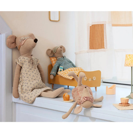 Plüschmaustoys in Kleidern sitzen zusammen, präsentiert als Nachthemd für Maxi Maus