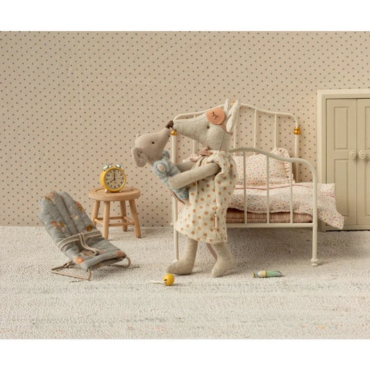 Weiche Mama Maus in hellgrauem Nachthemd mit Puppe