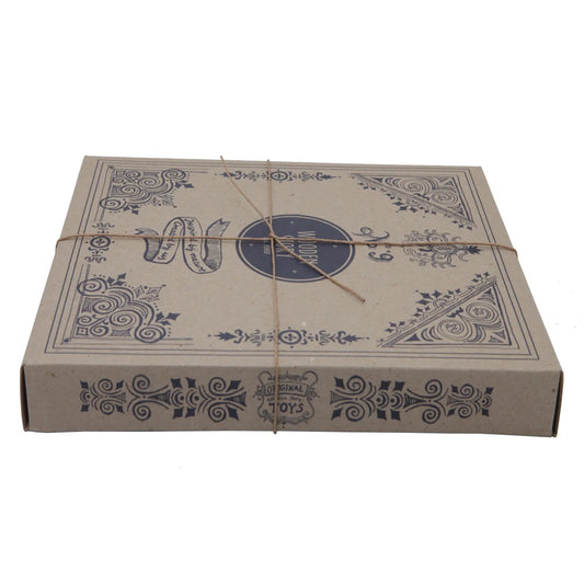 Beige kartonbox mit blauen und schwarzen ornamentalmustern und naturkordel für natürliche form puzzle board geschenke für neugeborene