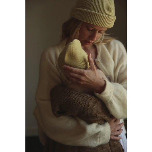 Birnenförmiges, gelbes Plüschtier mit weißem Pullover im Neugeborenen Beanie Fonzie