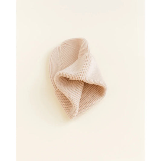 Pale pink gerippter Stoff des Neugeborenen Beanie Fonzie in sanfter Kurve