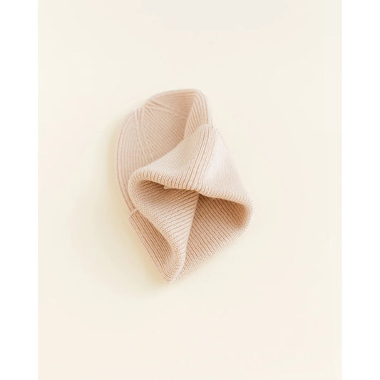 Pale pink gerippter Stoff des Neugeborenen Beanie Fonzie in sanfter Kurve