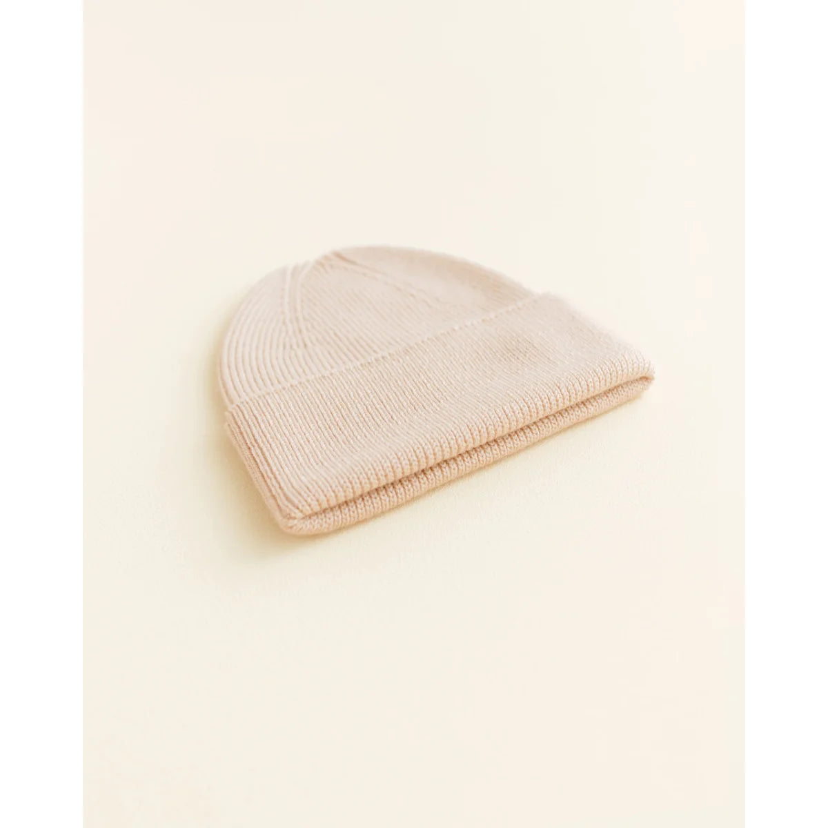 Pale pink gestrickte Mütze für Neugeborene im Produkt Newborn Beanie Fonzie Oat