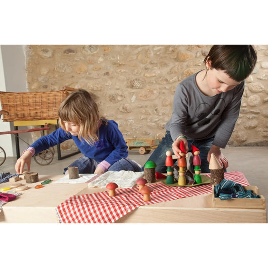 Holz-Eisenbahnset Nins of the Forest mit rot-weiß kariertem Stoffgleis, bunten Zügen und Zubehör