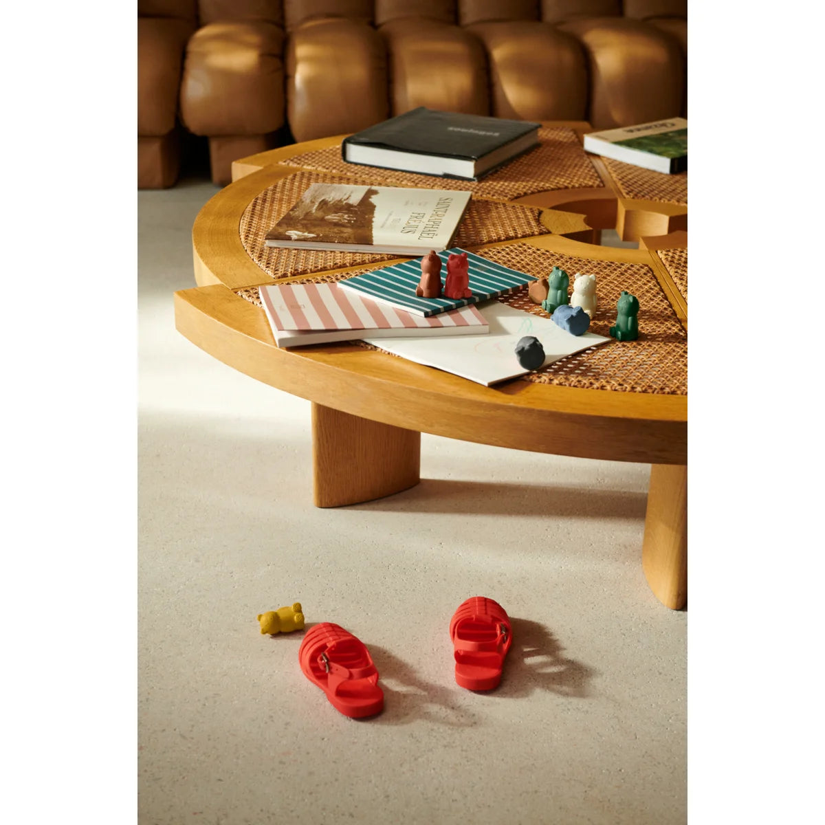 Runder Holztisch mit Büchern und Artikeln, Notizbücher Sidney im Vordergrund