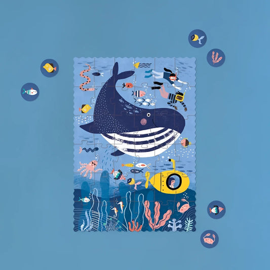 Bunter Ozean Tiny Puzzle: Blauer Wal mit Streifen und Fischen