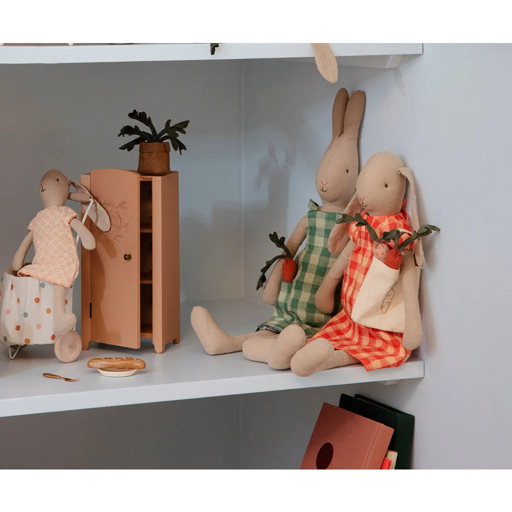 Gestopftes Kaninchen in grünen karierten Latzhosen, Overall Größe 3