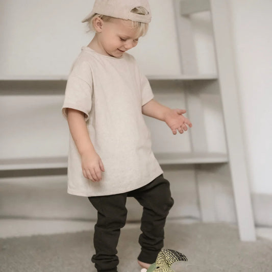 Kindlicher im beigen Shirt und Cap, passend zum Oversized Shirt Beige Sprenkle