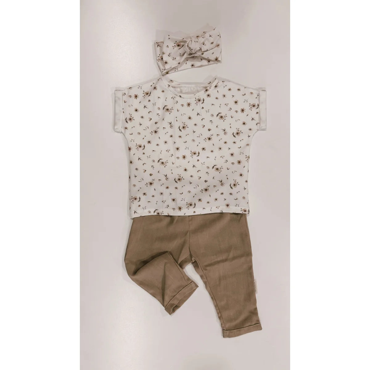 Baby outfit mit floralem Oberteil, Kopfband und braunen Hosen von Oversized Shirt