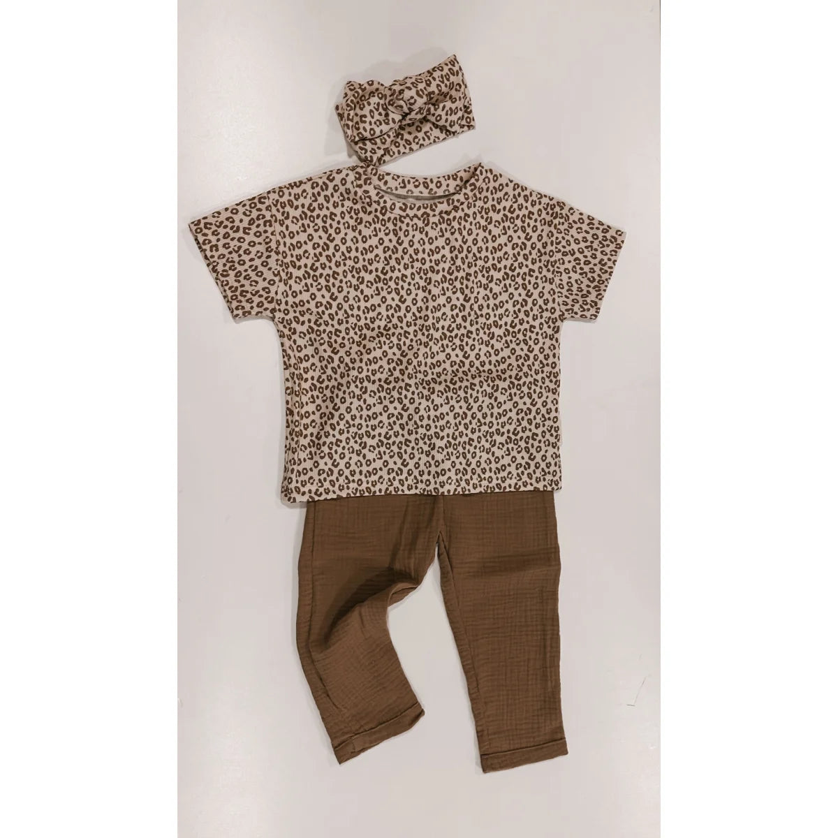 Oversized Leo Rip Shirt im Leopardenmuster mit braunen Hosen und passendem Kopftuch