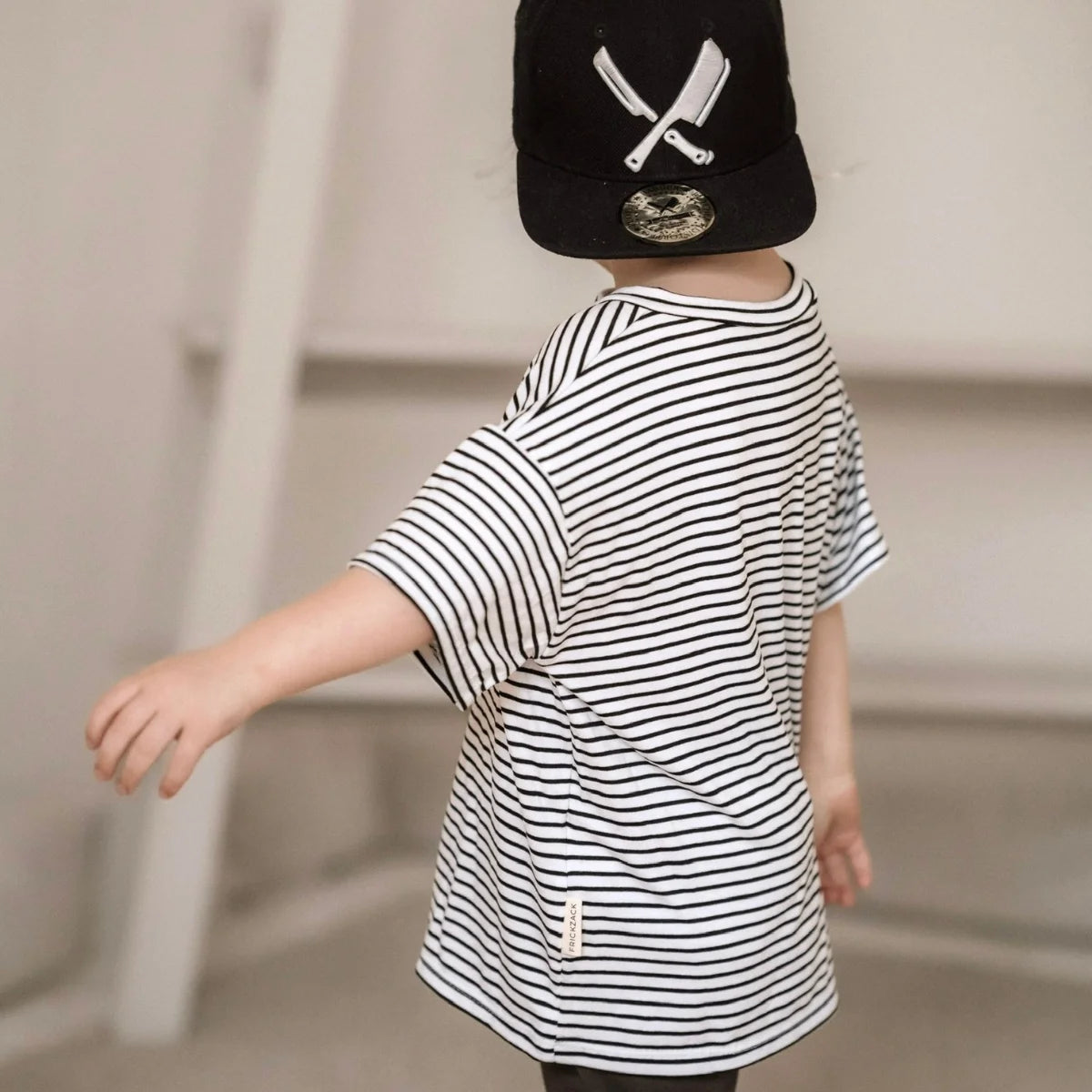 Kindliches gestreiftes T-Shirt und Mütze für das Oversized Shirt Stripes Produkt