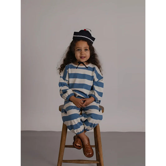 Blue und weiße gestreifte kinderhose mit elastischen bündchen und passendem matrosenhut für sommeroutfits