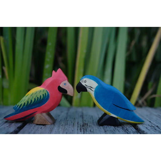 Zwei bunte Holzpapageien-Figuren aus dem Produkt Papagei blau