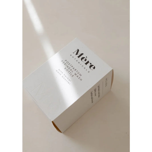 Weißer Produktkarton mit dem Text More für Perineal Wash Bottle + Herbal Booster