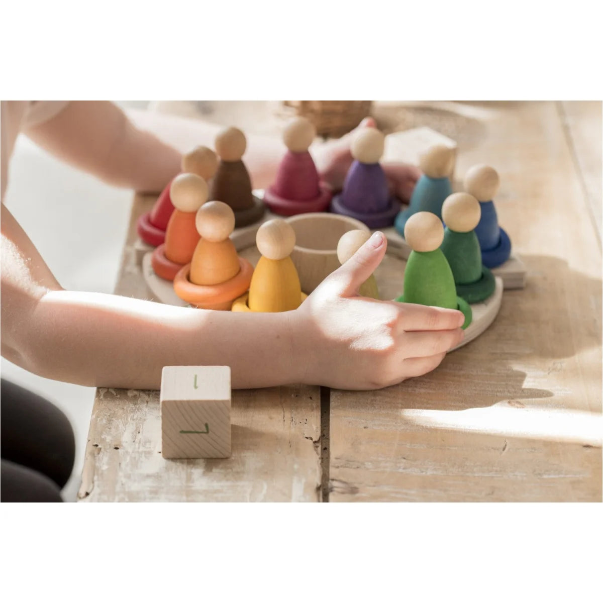 Holz-Peg-Puppen-Set mit bunten Körpern und natürlichen Köpfen für kreatives Spiel