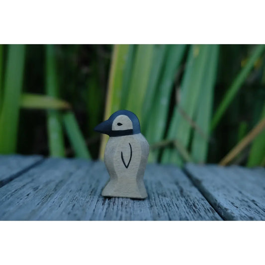 Gepflegte kleine Pinguin Holzfigur mit dunklem Kopf und hellem Körper