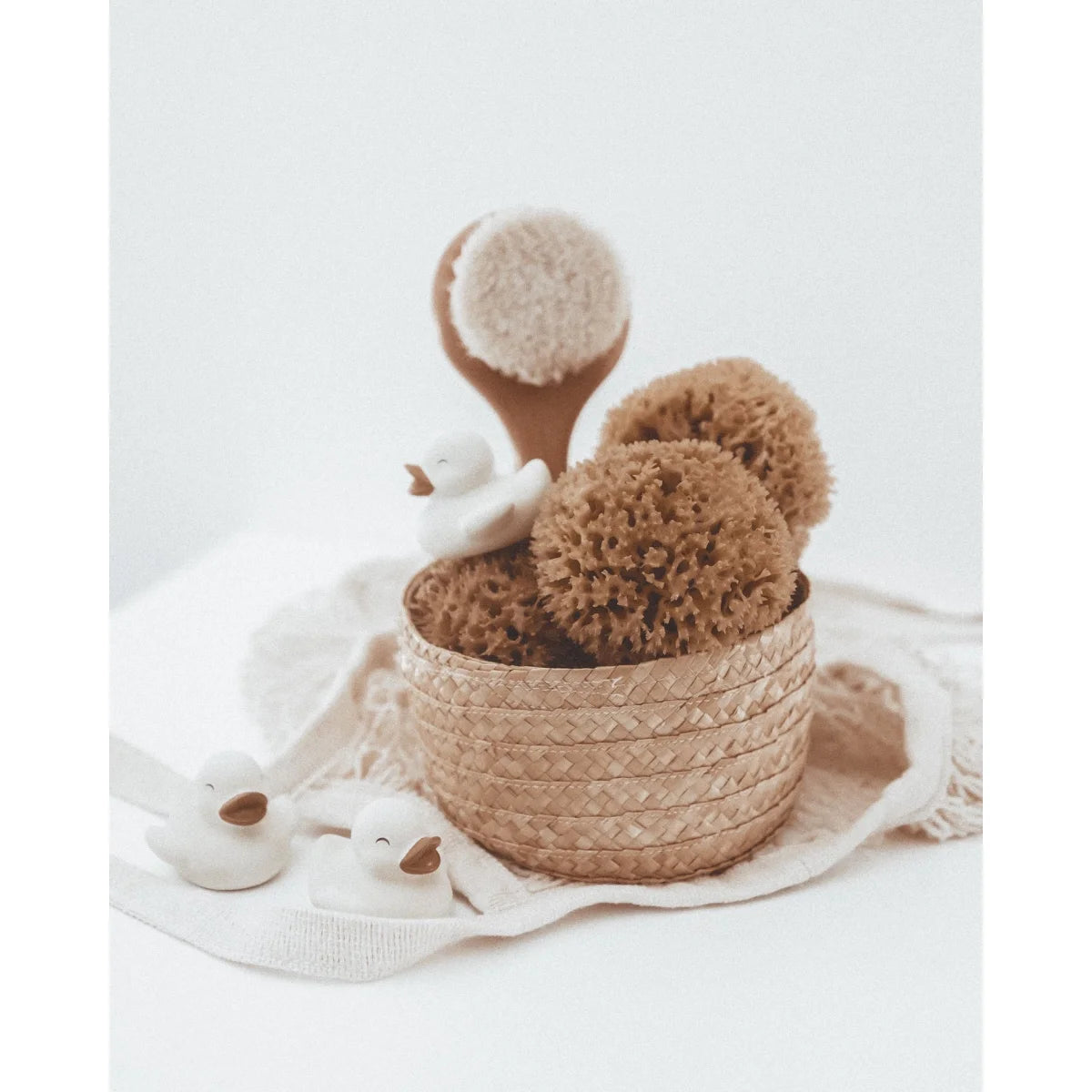 Wickelkorb mit flauschigen braunen Pompons im Badeset Polly & Olly