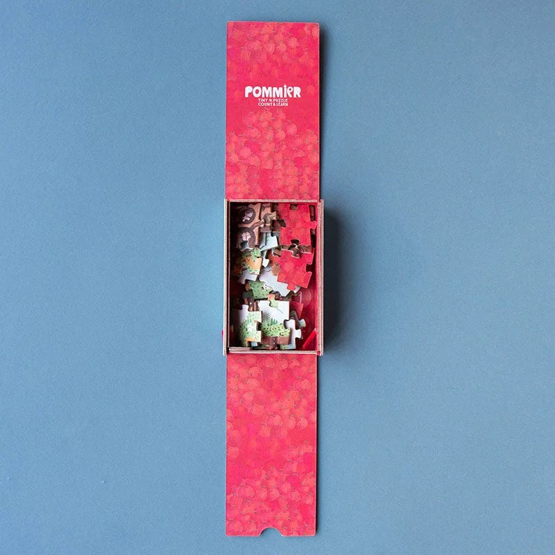 Roter Pommier Tiny Puzzle mit grün-weißen Puzzleteilen