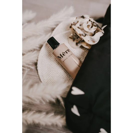 Transparente Flasche Beauty Produkt mit schwarzem Deckel im Postpartum Bundle