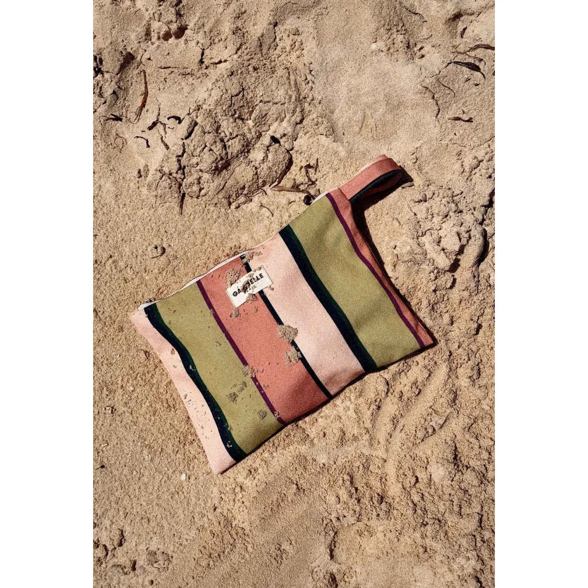 Pouch with handle in sand mit buntem, gestreiftem gewebtem stoff in olivgrün, koralle, creme und marineblau für ökologische baby- & kinderprodukte