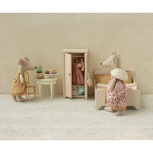 Zartes Miniatur-Wäschekasten Prinzessin Maus Grosse Schwester mit offener Tür und Kleidern