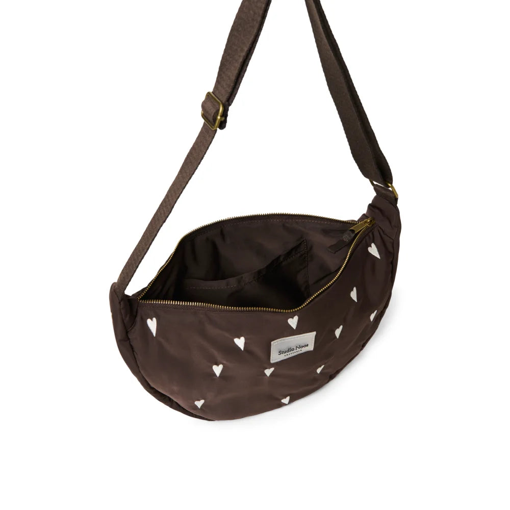 Braune Gürteltasche mit weißen Herzmustern und verstellbarem Riemen