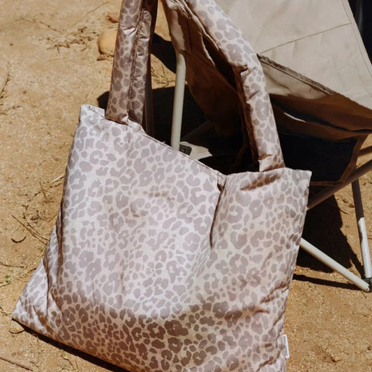 Puffy Mom Bag Beige Leopard: beigefarbene Leoparden-Puffer-Tasche