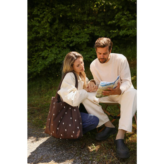 Braune Tragetasche mit weißen Dreiecksmustern aus dem Produkt Puffy Mom Bag Brown Hearts