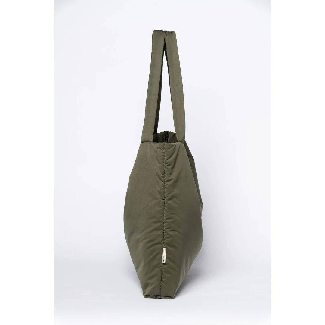 Olivegrüne Nylon-Tote mit Schulterriemen, Puffy Mom Bag in Grün
