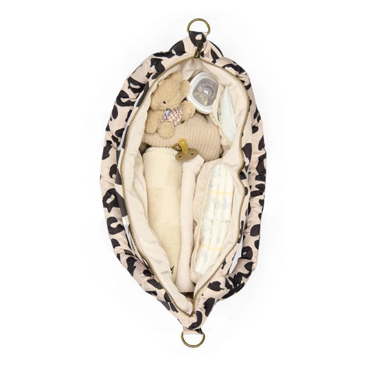 Leopardmuster Handtascheninnenraum mit Fächern und Inhalten von Puffy Mom Diaper Bag