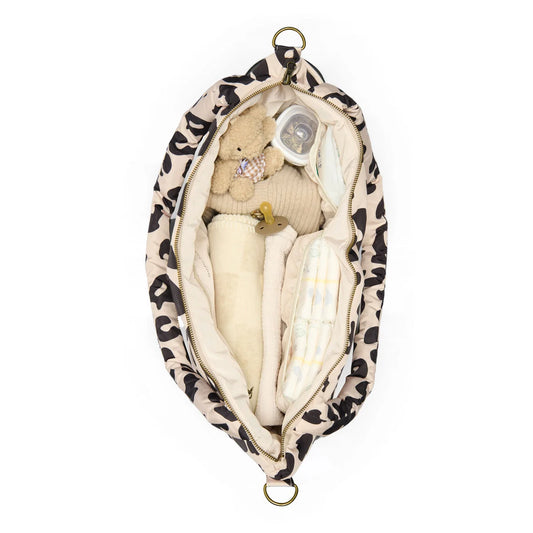 Leopardmuster Handtascheninnenraum mit Fächern und Inhalten von Puffy Mom Diaper Bag