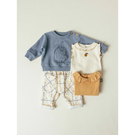 Weiche blaue Langarm-Sweatshirt mit Birnenpatch, dekorative holzknöpfe